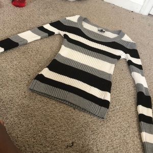 Cute tight-fitted long-sleeved v neck sweater